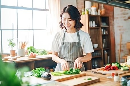 女性が料理をする画像
