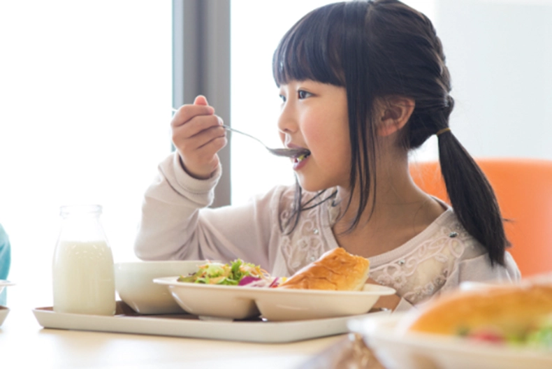食事をしている子どもの画像