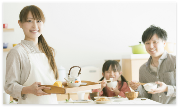 家庭の食事風景の画像です。