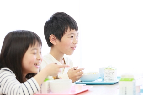 子どもが食事をしている画像