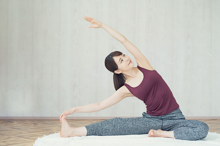 骨盤矯正の効果とは 骨盤矯正をするべき人の特徴と自宅でできるストレッチを紹介 資格のキャリカレ