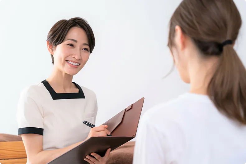 女性がアドバイスをしている写真