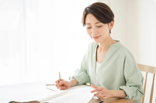女性が学習してる画像