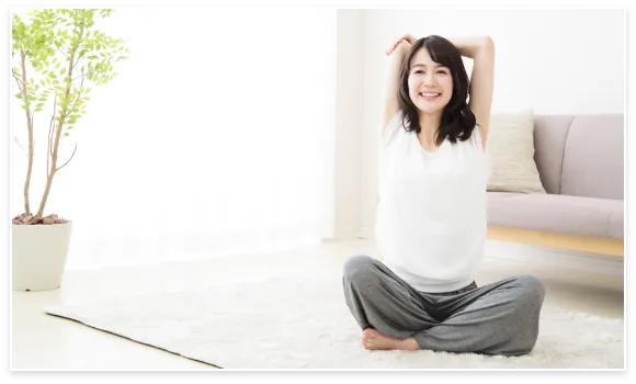 気持ちよくストレッチする女性