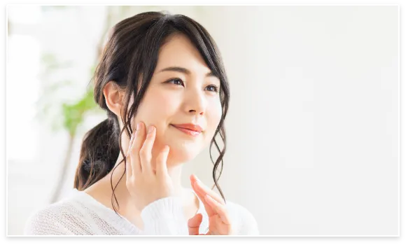 ハリのあるお肌を触る女性