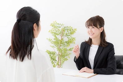添削指導する女性の画像