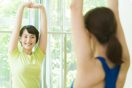 気持ちよくストレッチする女性の画像