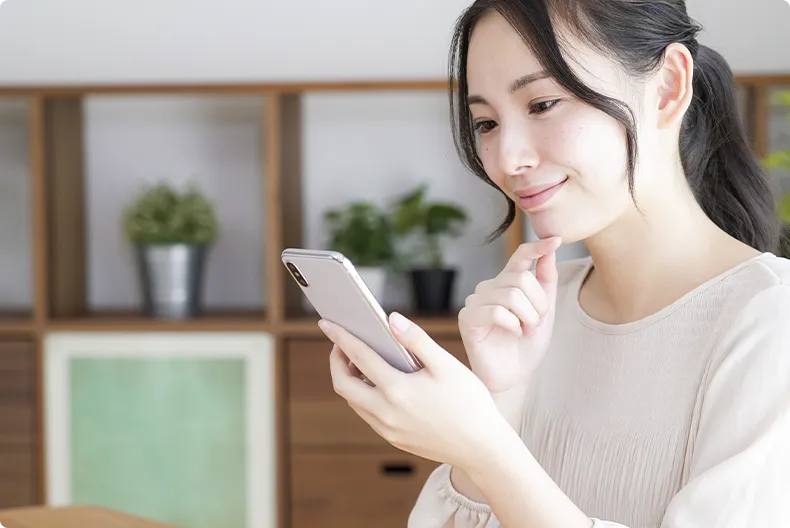 スマホを見る女性の画像
