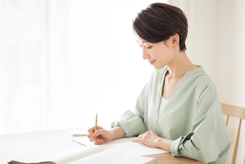 自宅で勉強する女性