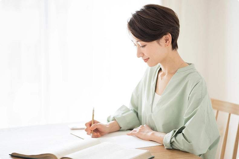 自宅で勉強している女性の画像