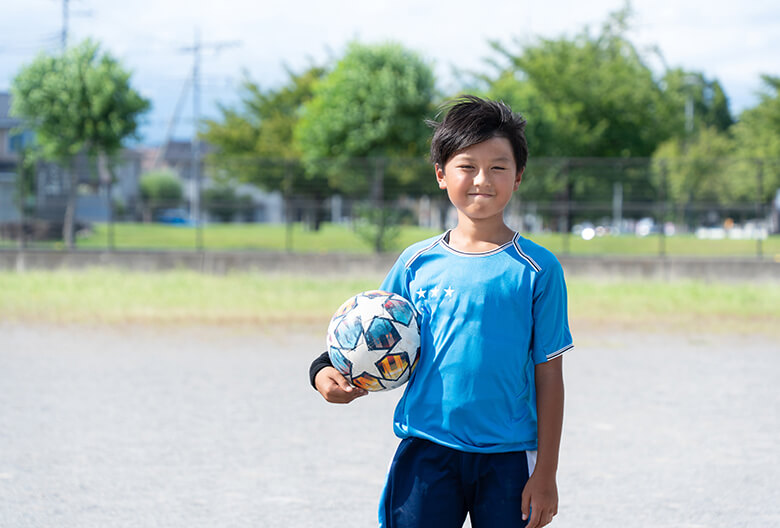 サッカーをする子供の画像