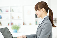 女性がノートパソコンで作業
