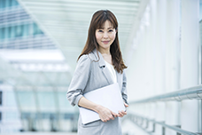 スーツの女性が立っている
