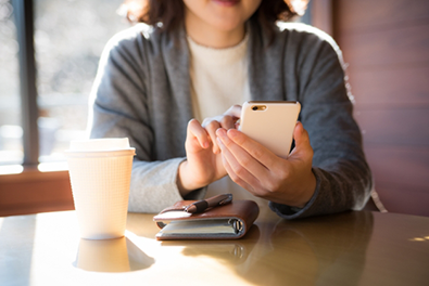 女性がスマホ写真を見ている