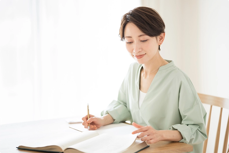 学習する女性の画像