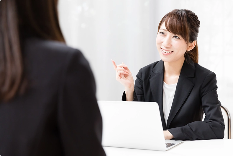 就職を支援する女性の画像