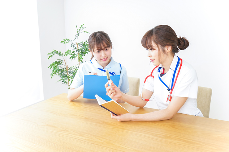 ケアマネジャーと看護師はどっちが上？