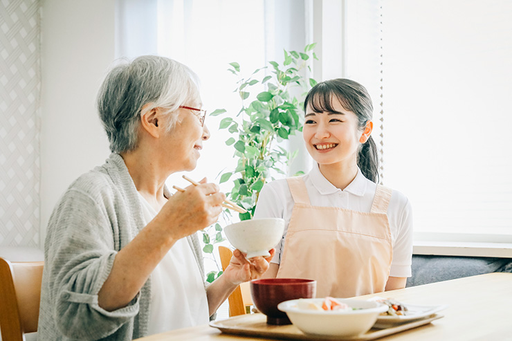 介護福祉士とは？仕事内容・年収・なり方・試験概要などを解説