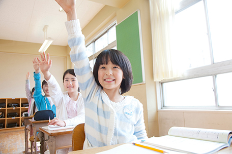 子どもが手をあげて発表する画像