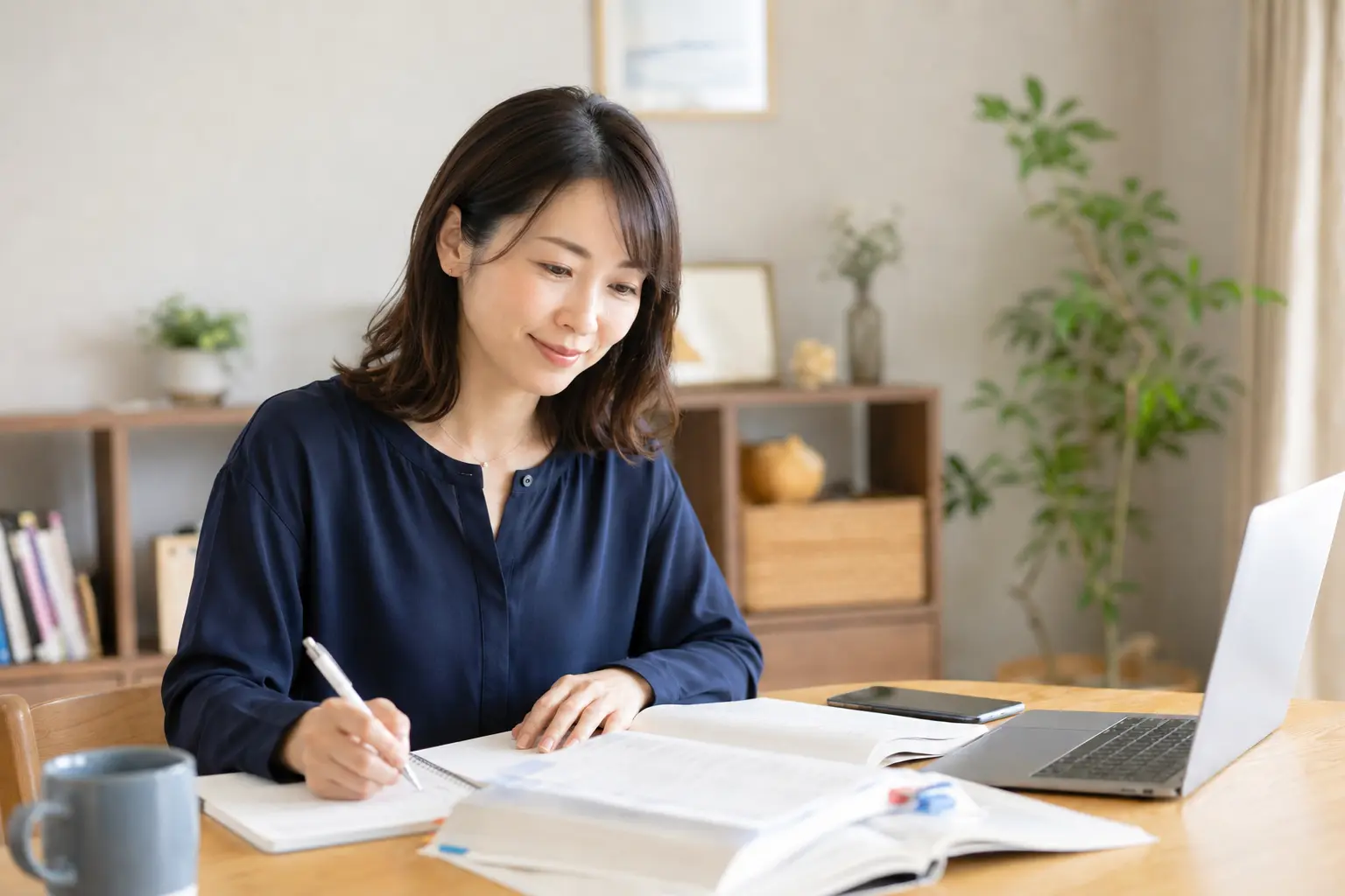 自宅で教材を使って学習する受講生