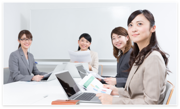 職場で対話しながら仕事を進めるイメージ