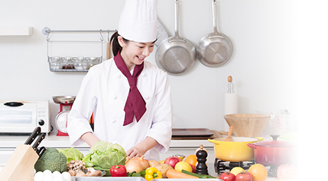 食材を使って調理を行う調理師のイメージ