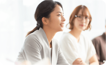 職場で安全と健康について話し合うイメージ