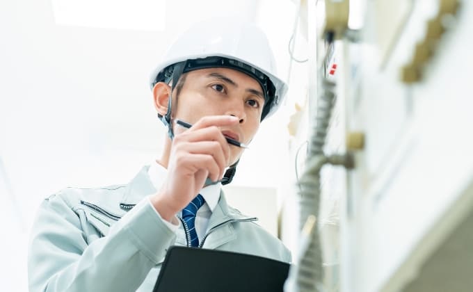 電気設備の点検を行う技術者のイメージ
