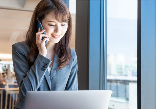 電話で賃貸管理の業務に対応するイメージ