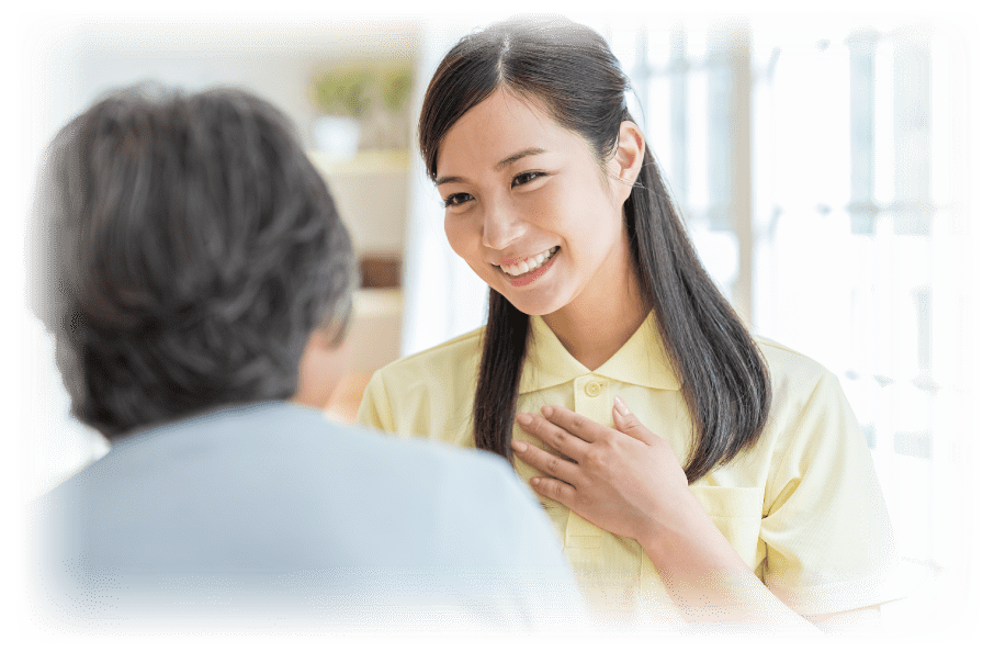 高齢者と向き合い支援する介護職員のイメージ