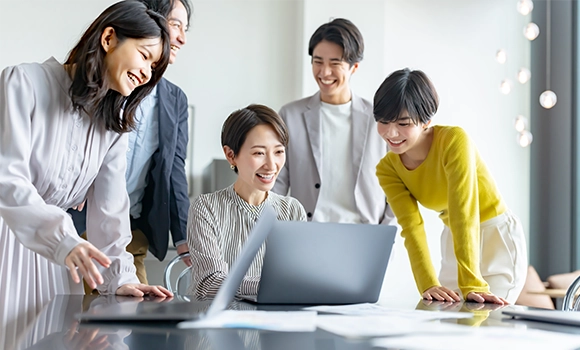 パソコンを使ってチームで仕事を進めるイメージ