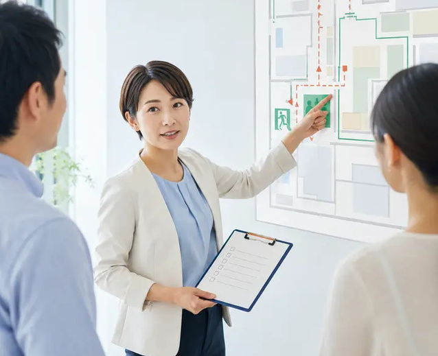 避難経路を説明する防災アドバイザー