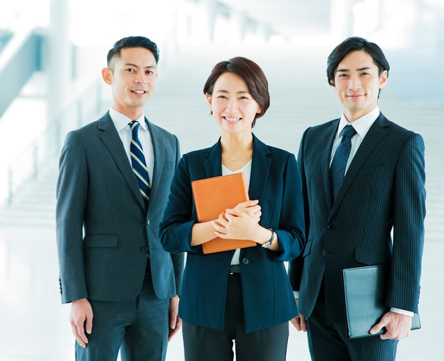行政書士講座のイメージ：スーツ姿の3人